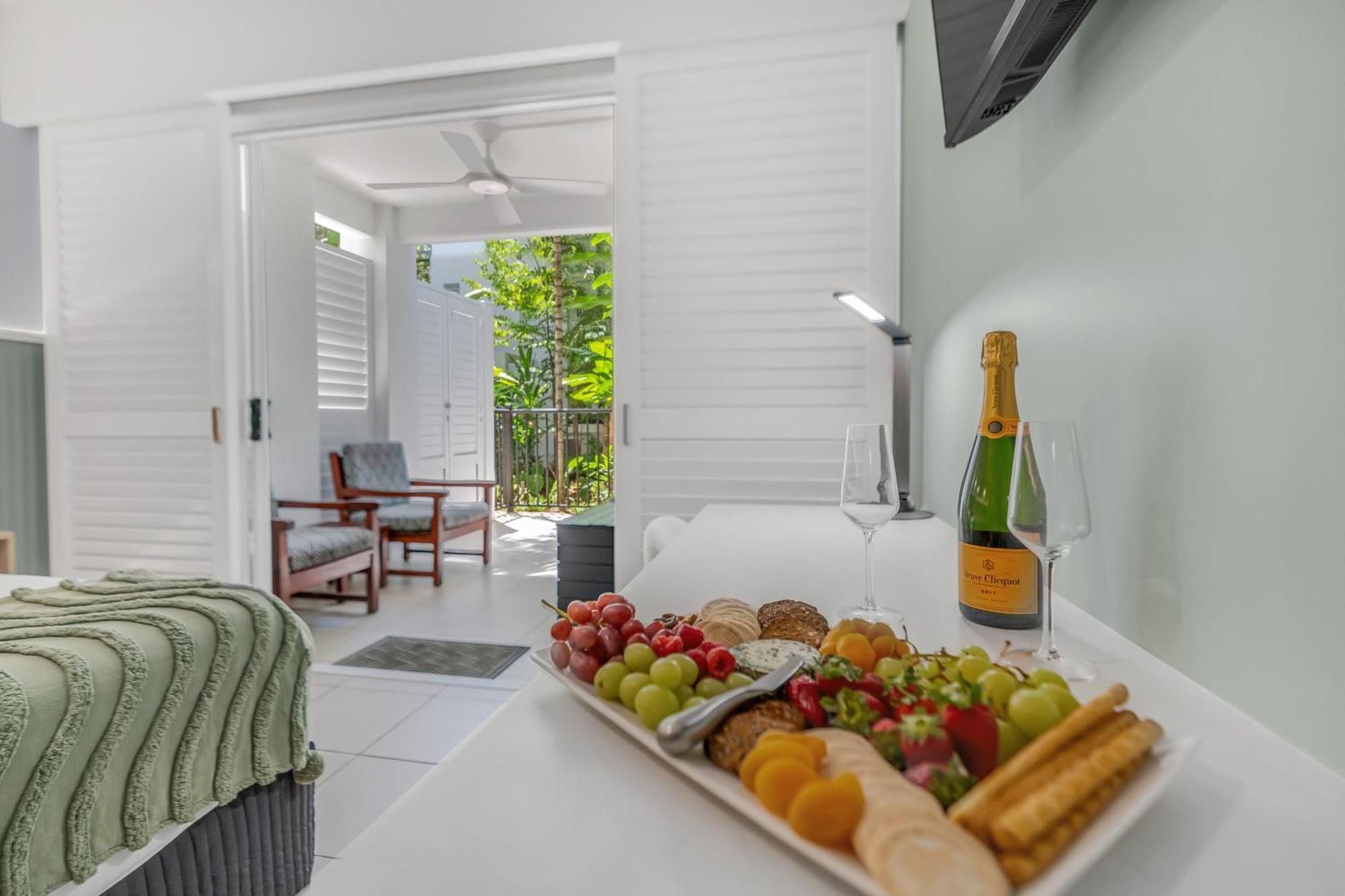 Elysium Private Apartments At Beach Club & Spa Palm Cove Exterior photo
